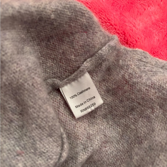 100% Cashmere Off the Shoulder Sweater - Picture 3 of 3